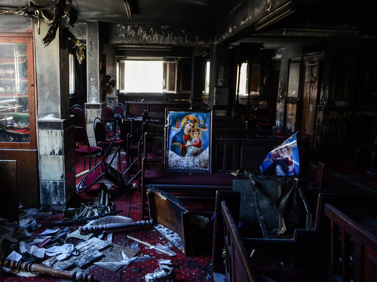 Al menos 41 muertos y 14 heridos en incendio de una iglesia en El Cairo