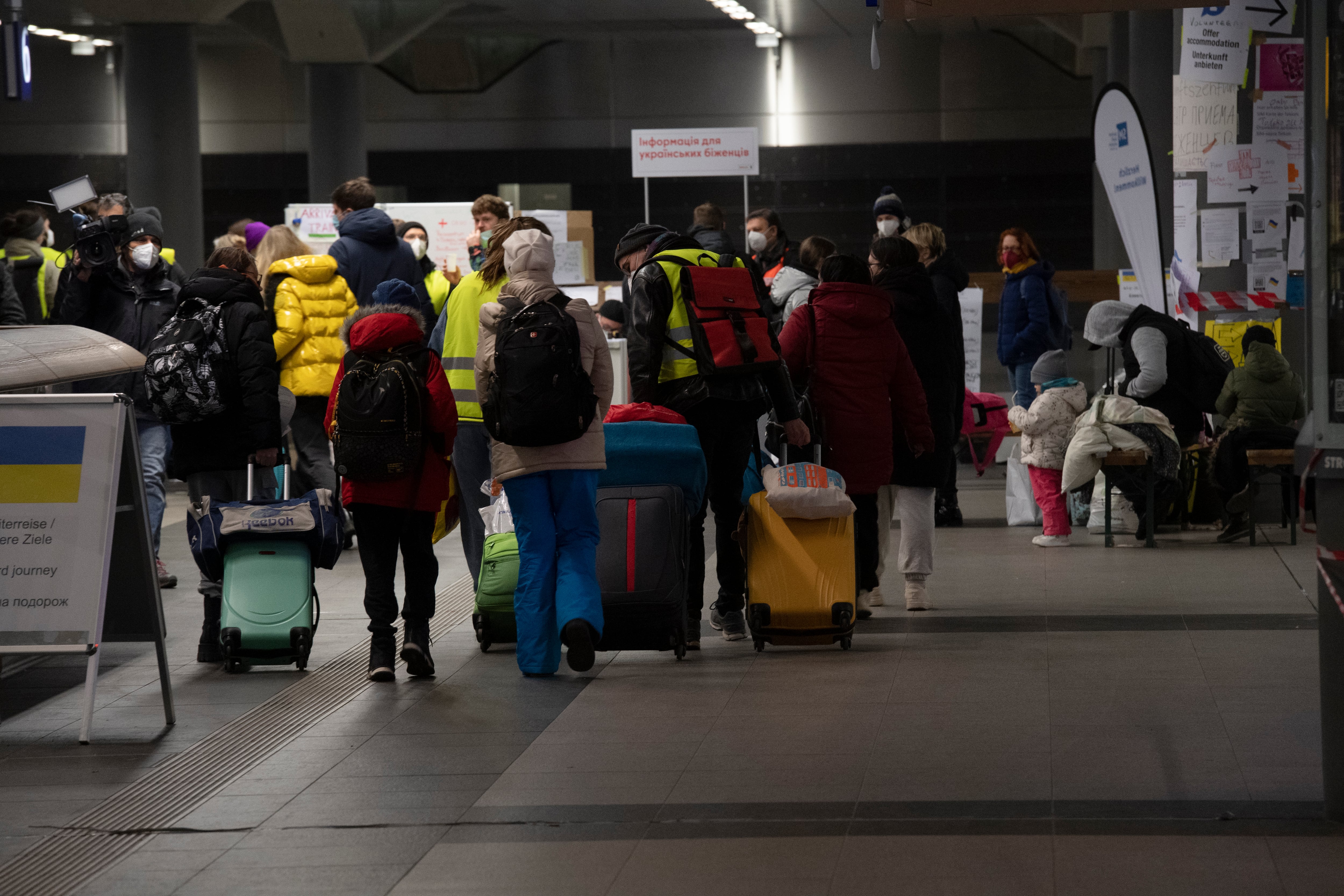 Foto de referencia de ucranianos que huyen de su país tras la invasión rusa. (Photo by Paul Zinken/picture alliance via Getty Images)