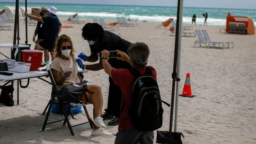 Si ya fue inmunizado en el extranjero, así podrá registrarlo en Mi Vacuna. Foto: Getty Images/ EVA MARIE UZCATEGUI