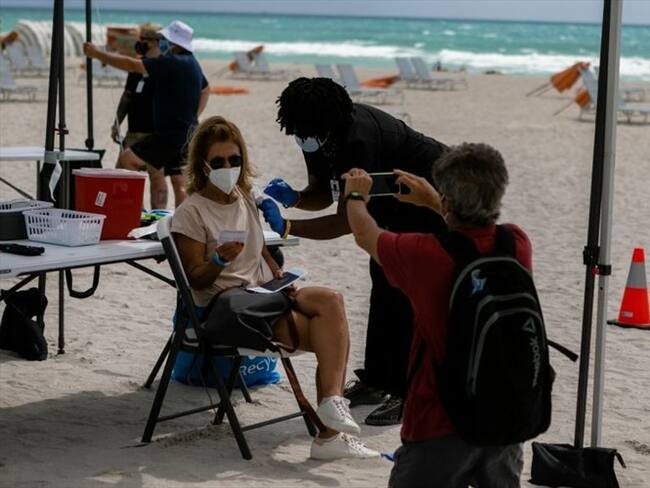 Si ya fue inmunizado en el extranjero, así podrá registrarlo en Mi Vacuna. Foto: Getty Images/ EVA MARIE UZCATEGUI