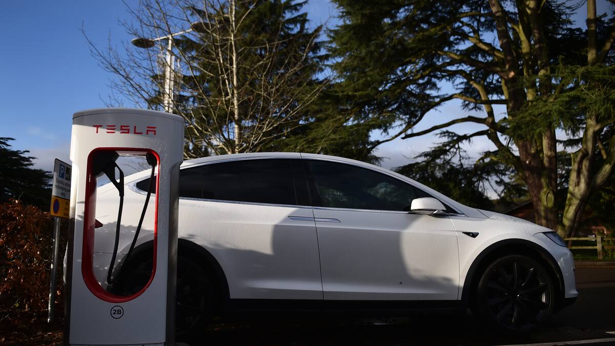 Una mujer dio a luz en un Tesla mientras viajaba en piloto automático