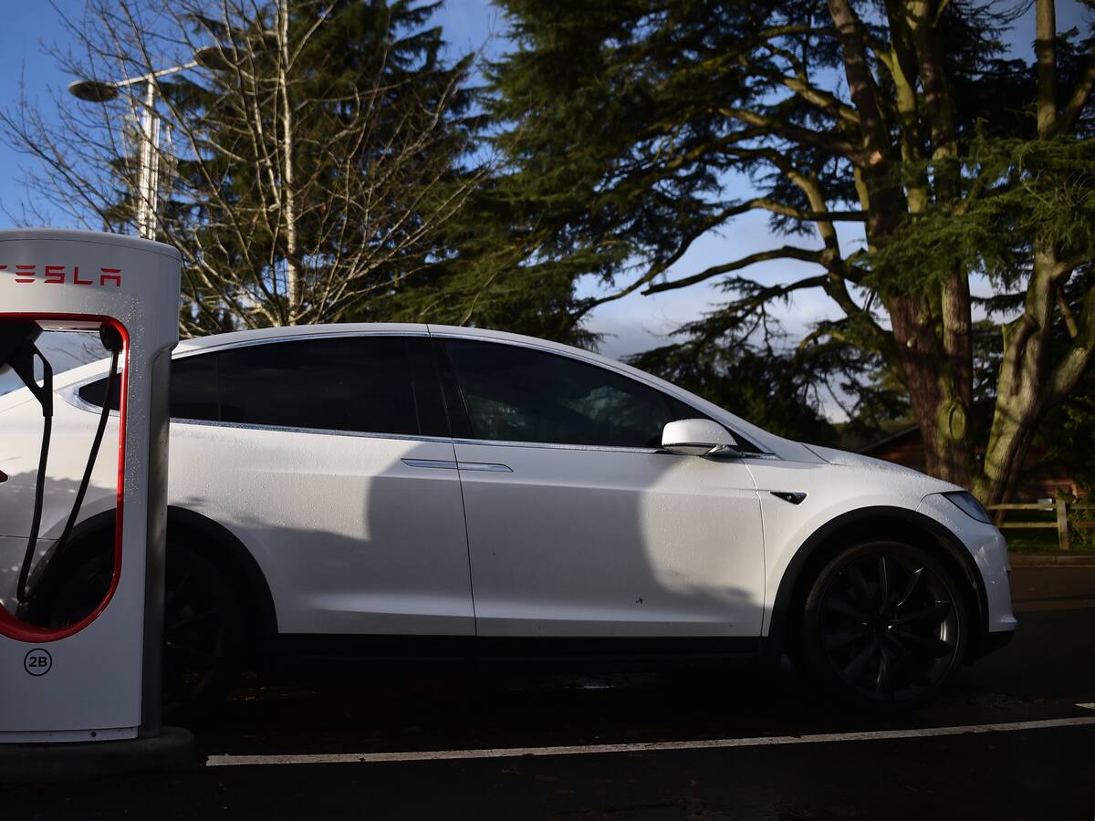 Una mujer dio a luz en un Tesla mientras viajaba en piloto automático