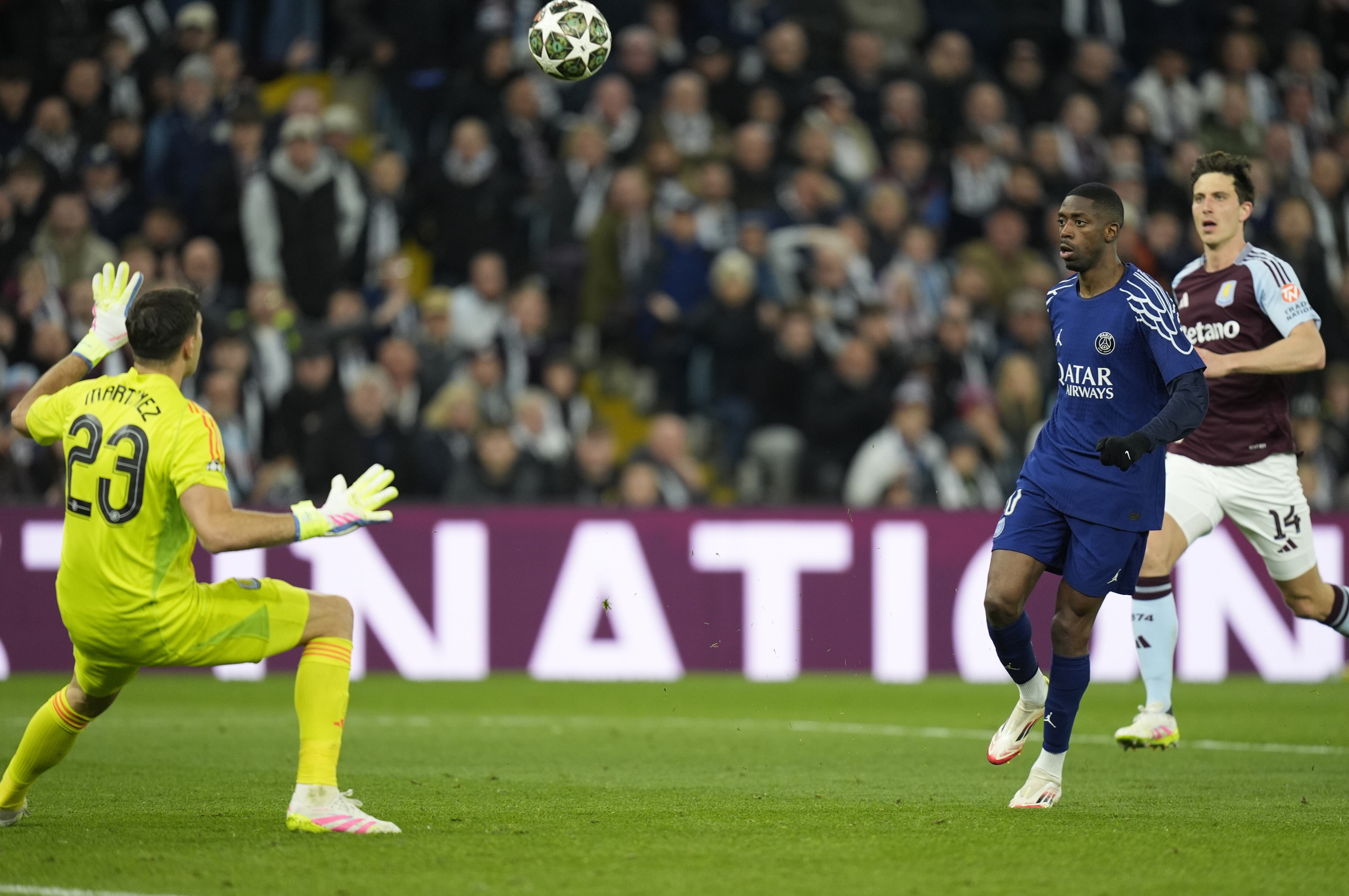 Ousmane Dembele de PSG ante el arquero del Aston Villa, Emiliano Martínez. FOTO: EFE/EPA/TIM KEETON