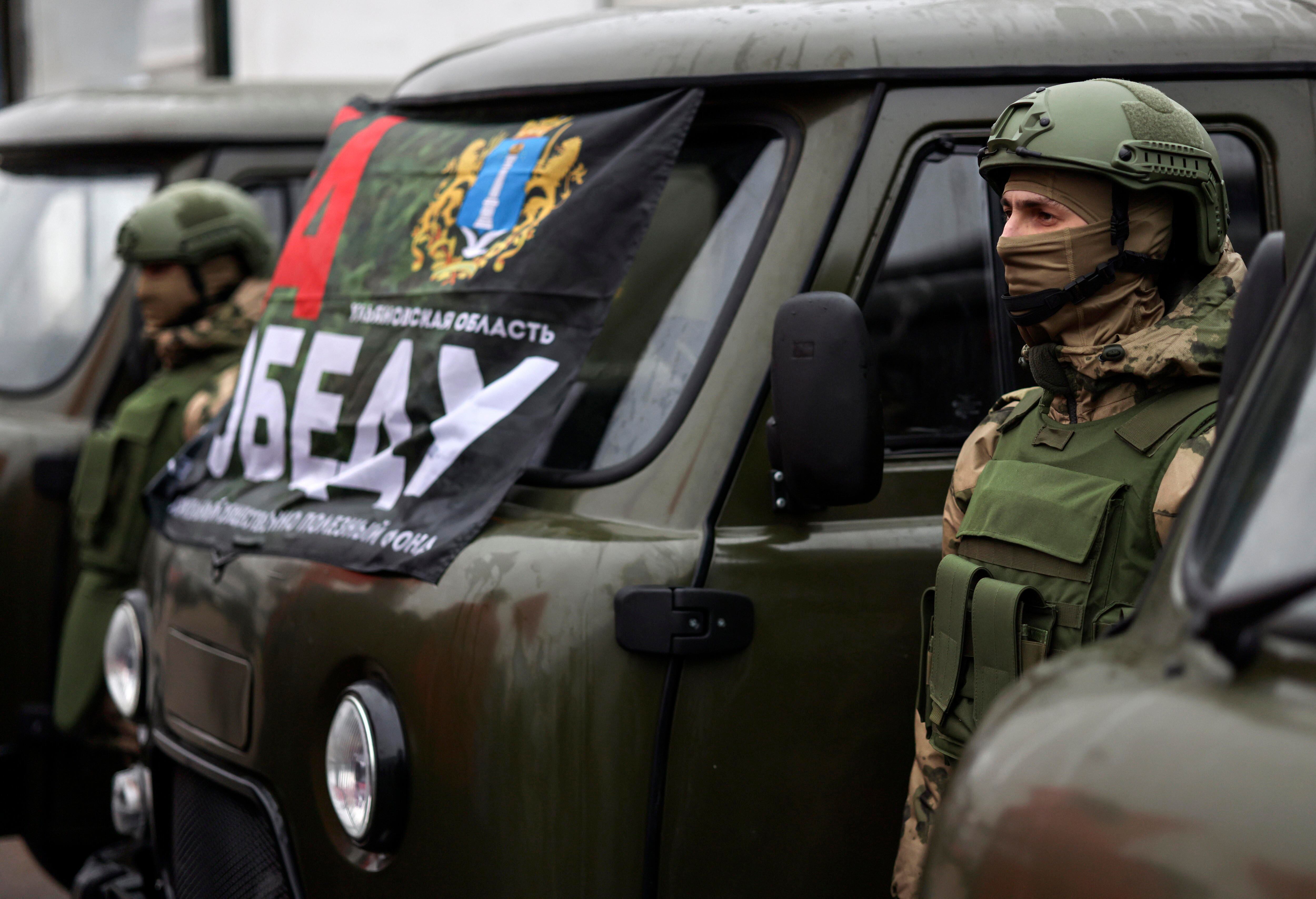 Moscú (Federación Rusa), 29/01/2025.- Militares rusos permanecen cerca de vehículos todoterreno durante el envío del 133º convoy humanitario reunido por el Partido Comunista Ruso, destinado al ejército ruso y a los residentes de las regiones de Kursk, Donetsk y Luhansk.