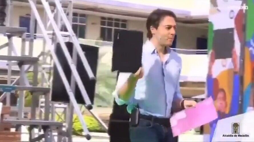 En medio de entrega de computadores, Daniel Quintero dejó caer uno de sus manos. Foto: Twitter: @gabo1829