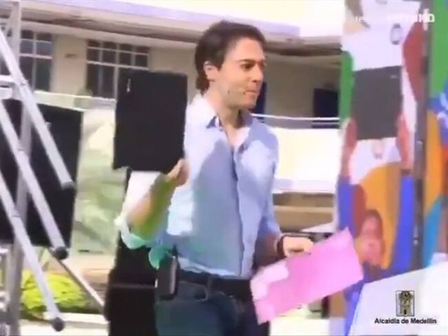 En medio de entrega de computadores, Daniel Quintero dejó caer uno de sus manos. Foto: Twitter: @gabo1829
