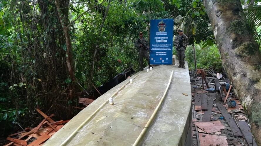 El artefacto fue encontrado en el sector de Playa Chacón, municipio de Timbiquí, y tendría una capacidad para transportar hasta siete toneladas de estupefacientes a Centroamérica. . Foto: Cortesía