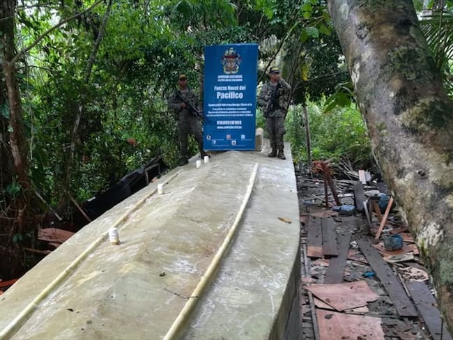 El artefacto fue encontrado en el sector de Playa Chacón, municipio de Timbiquí, y tendría una capacidad para transportar hasta siete toneladas de estupefacientes a Centroamérica. . Foto: Cortesía
