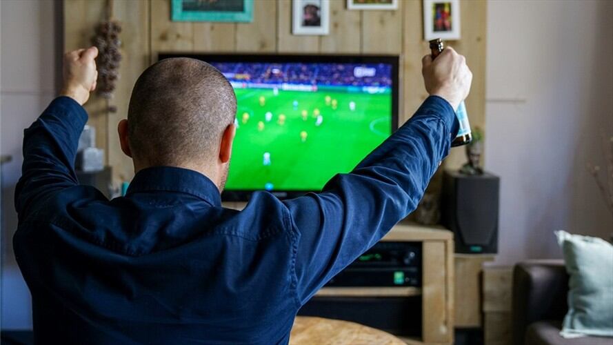 Imagen de referencia de un hombre viendo un partido de fútbol. Foto: Getty Images / Rene Wassenbergh / EyeEm