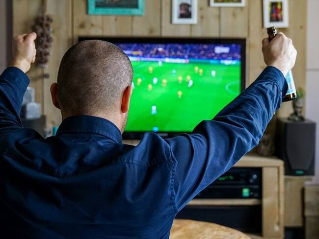 Imagen de referencia de un hombre viendo un partido de fútbol. Foto: Getty Images / Rene Wassenbergh / EyeEm