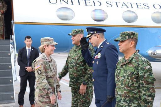 General Laura J. Richardson, comandante del Comando Sur de los Estados Unidos junto a integrantes de las Fuerzas Militares de Colombia. Foto: Suministrada.