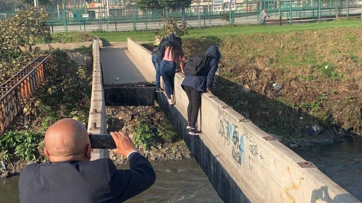 “El puente está quebrado”: arriesgando su vida, habitantes en Bogotá cruzan puente peatonal robado