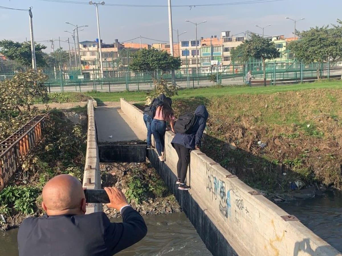 “El puente está quebrado”: arriesgando su vida, habitantes en Bogotá cruzan puente peatonal robado