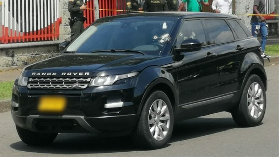 Se conoció que una mujer que viajaba en la camioneta, recibió un impacto de bala en un hombro.. Foto: Cortesía