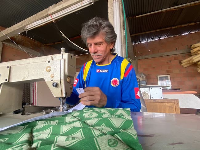 La historia de Felipe, el artesano de los colchones que pone el corazón a su fábrica