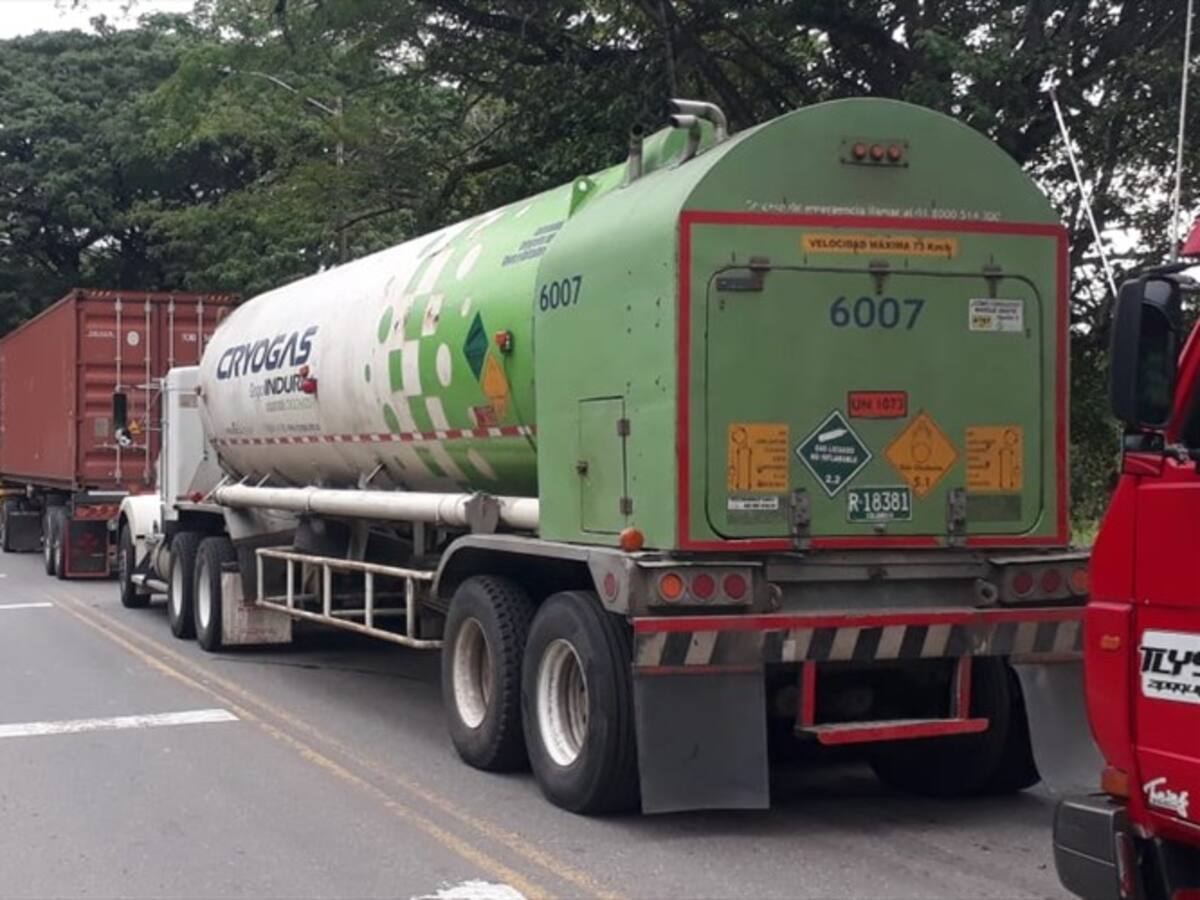Camión cisterna que lleva oxígeno se encuentra atrapado en Caucasia