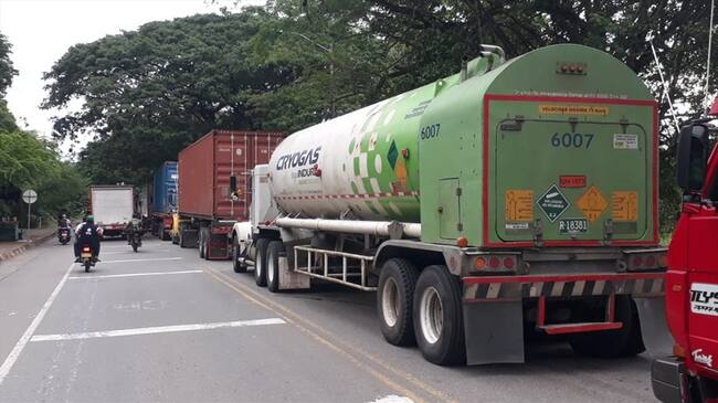 Camión cisterna con oxígeno dirigido a Córdoba se encuentra atrapado en Caucasia . Foto: prensa Secretaría de Salud