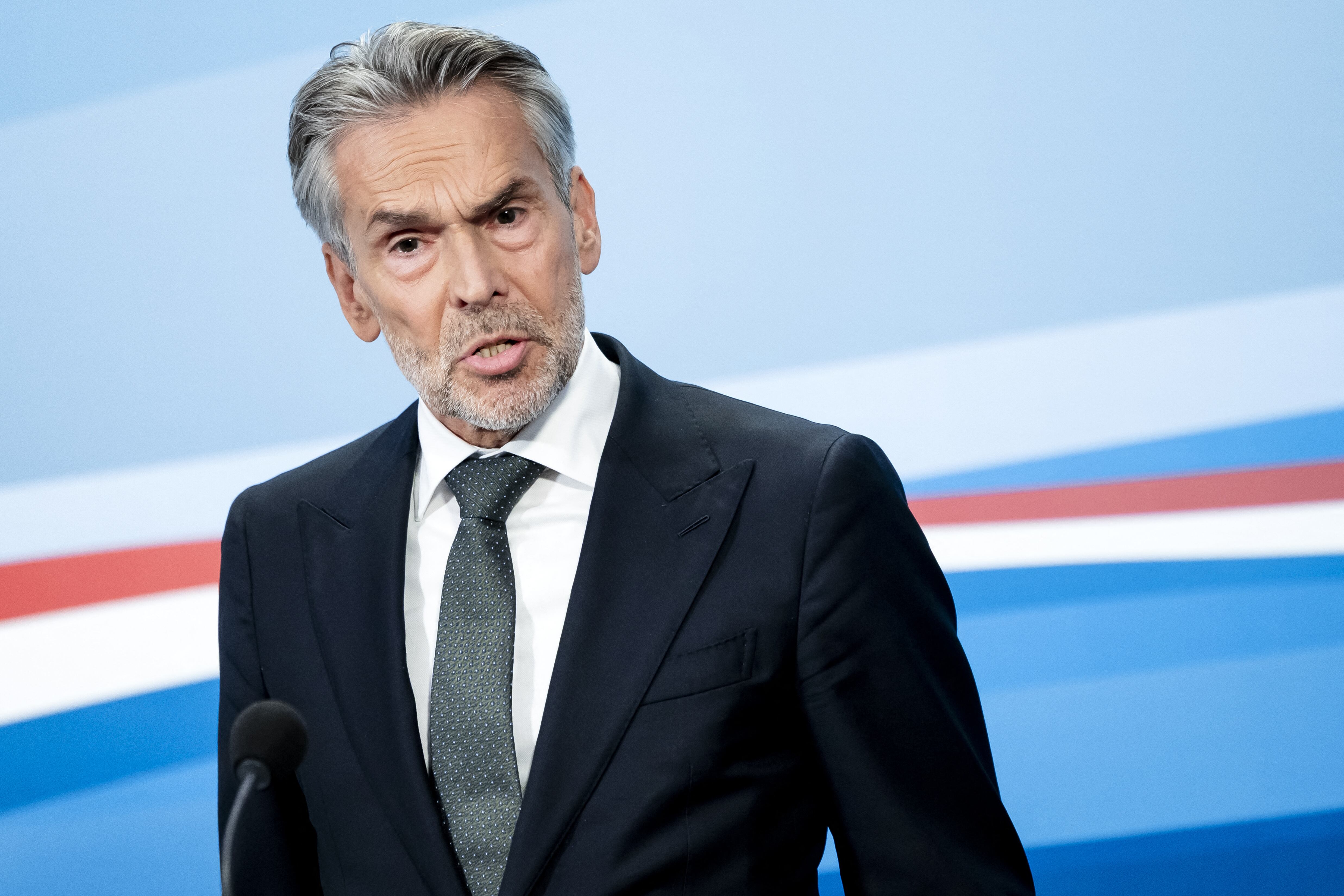El Primer Ministro, Dick Schoof, habla a la prensa tras el Consejo de Ministros celebrado en La Haya el 11 de julio de 2025. (Foto de REMKO DE WAAL/ANP/AFP via Getty Images)