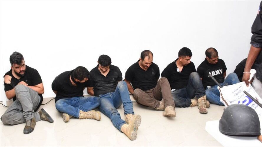 El viceministro de Relaciones Exteriores les llevó a los colombianos elementos de aseo, Biblias, libros y diccionarios para aprovechar el tiempo.. Foto: Getty Images