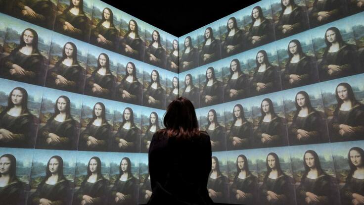 Mujer admirando Collage de la pintura de Mona Lisa (Foto de Nicolas TUCAT / AFP) (Getty Images)