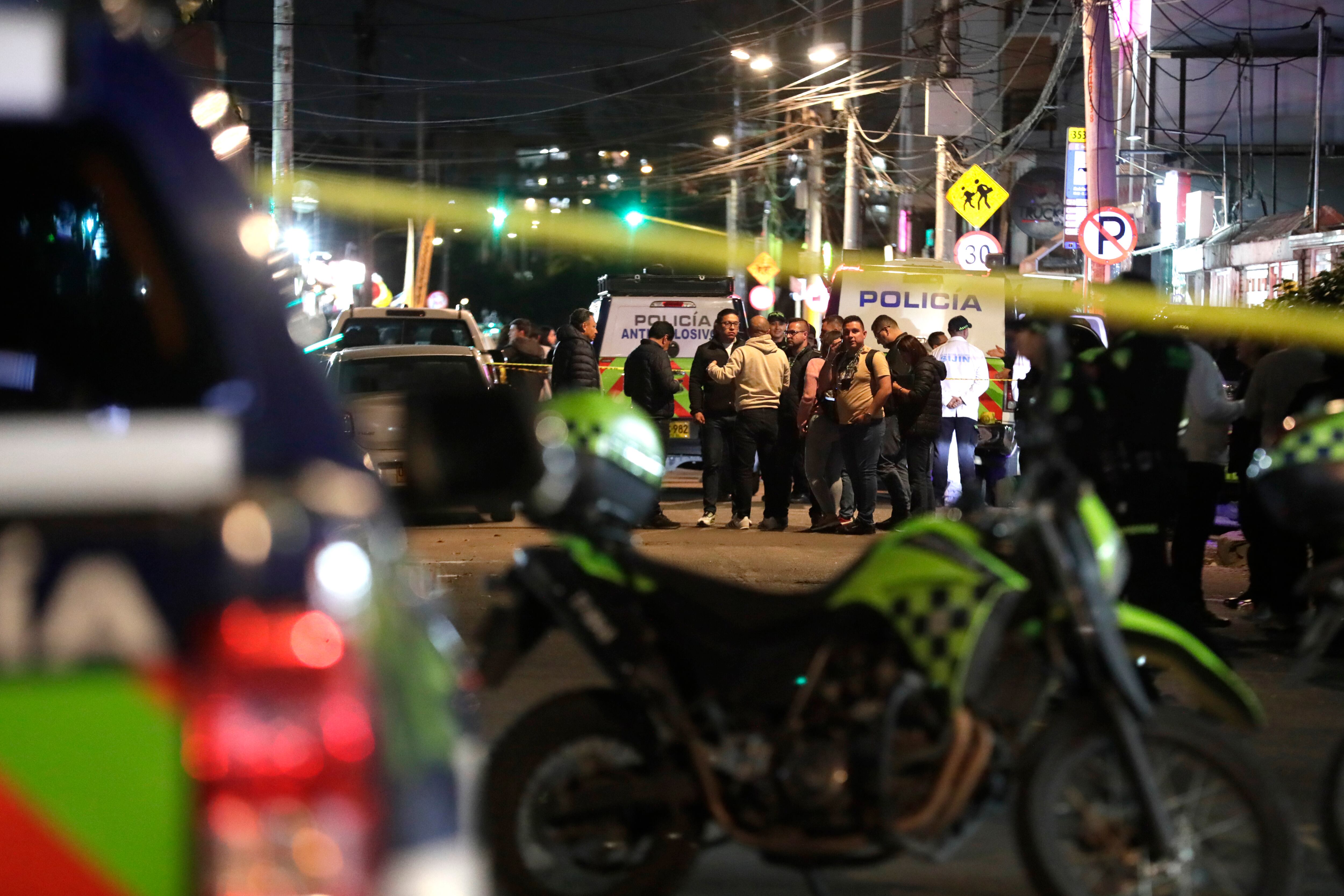AME4255. BOGOTÁ (COLOMBIA), 07/06/2025.- Integrantes de la Policía Nacional de Colombia custodian la zona dónde fue herido el senador colombiano Miguel Uribe Turbay, uno de los aspirantes presidenciales del partido uribista Centro Democrático, este sábado en Bogotá (Colombia). EFE/ Carlos Ortega