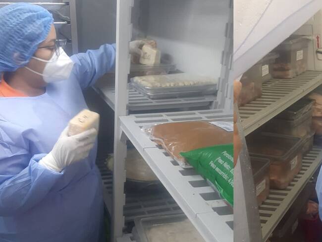 Funcionarios de la Secretaría de Salud inspeccionando los alimentos del hotel / Alcaldía