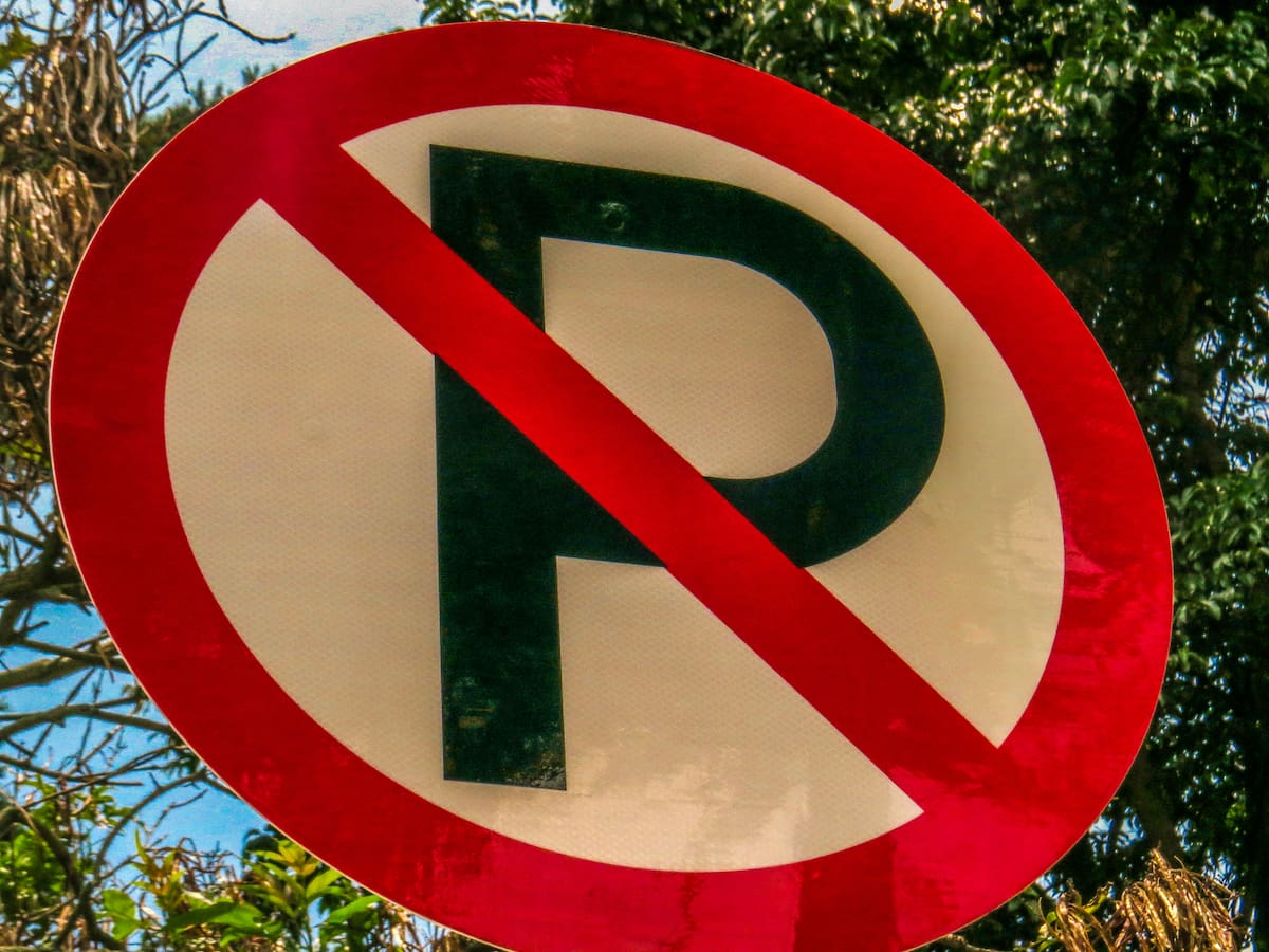 Señal de tránsito de prohibido parquear: ¿Cuántos metros abarca la prohibición?
