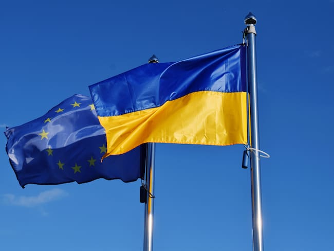 Imagen de referencia de las banderas de Ucrania y la Unión Europea. Foto: Anastasia Malaman / EyeEm / Getty Images.