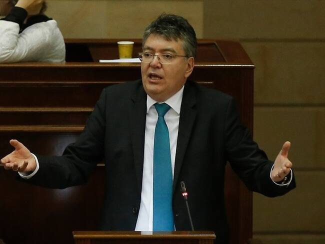 Mauricio Cárdenas informó que ya están disponibles los recursos para los 62 proyectos viales. Foto: Colprensa