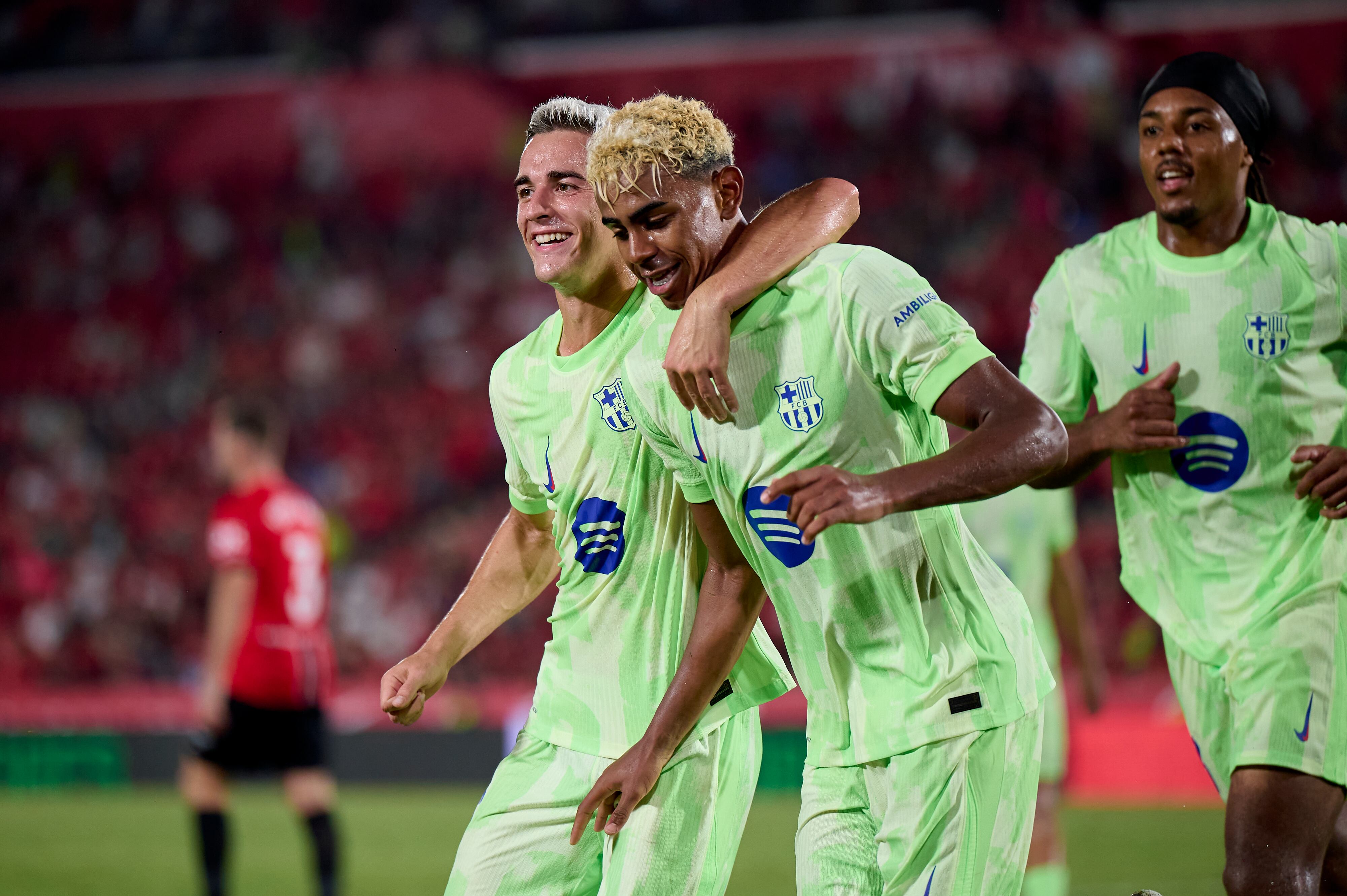 Lamine Yamal celebra tras marcar el tercer gol ante el RCD Mallorca en el Estadio de Son Moix el 16 de agosto de 2025 en Mallorca, España. (Foto de Cristian Trujillo/Quality Sport Images/Getty Images)