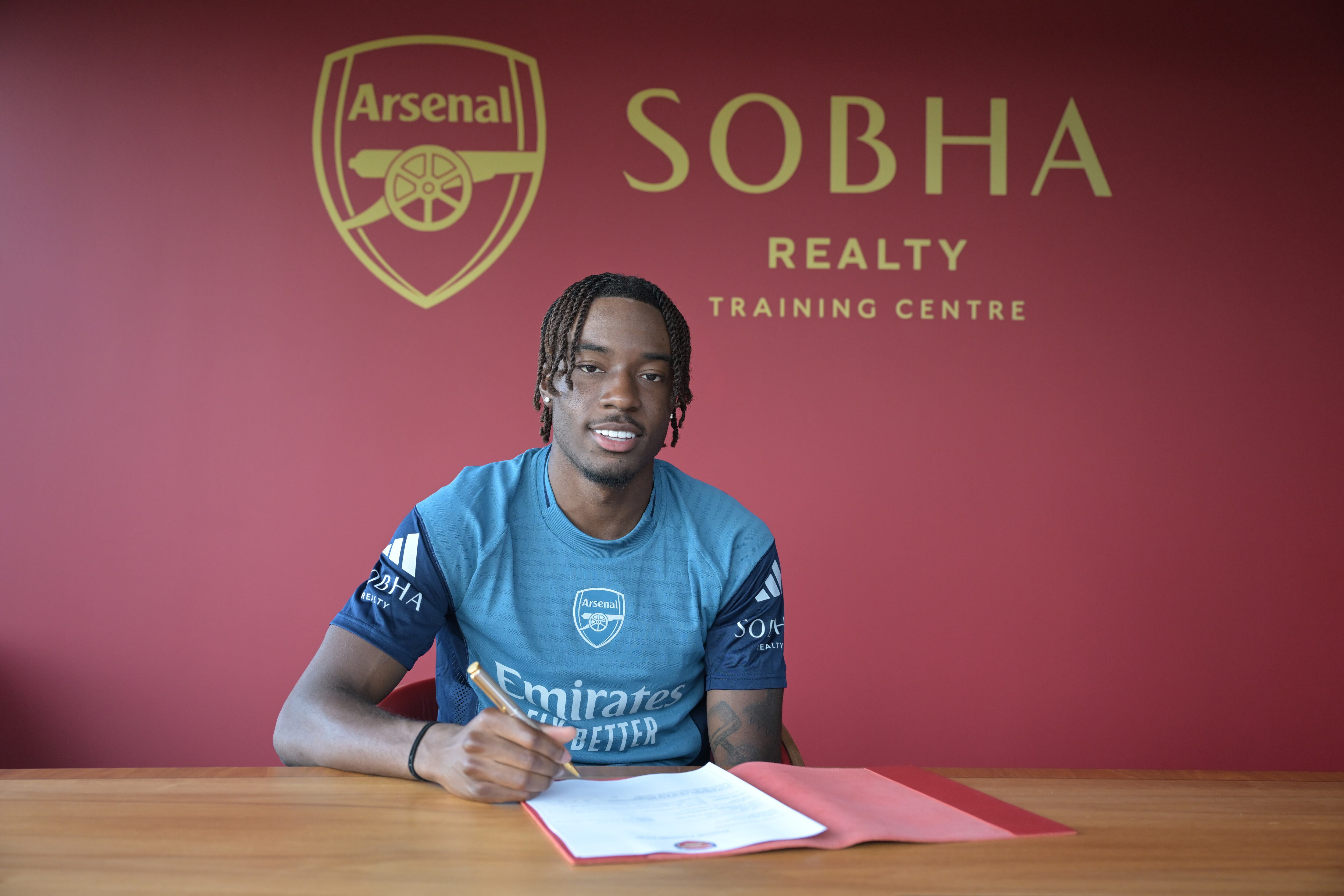 Noni Madueke firma su contrato con el Arsenal FC, el 18 de julio de 2025. FOTO: Stuart MacFarlane via Getty Images