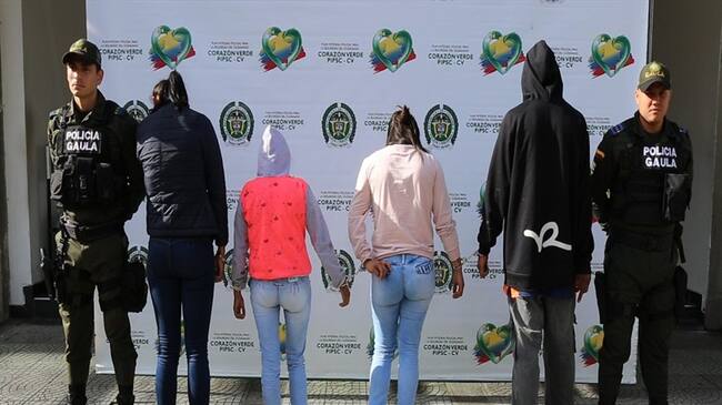 Fueron capturadas tres mujeres conocidas con los alias de “Yulieth”, “Barbarita” y “Diana”, además de un hombre conocido como “Capera”. Foto: Policía Nacional