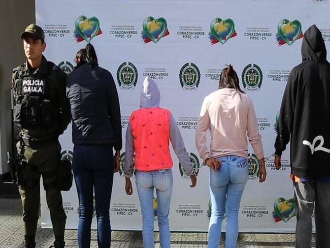 Fueron capturadas tres mujeres conocidas con los alias de “Yulieth”, “Barbarita” y “Diana”, además de un hombre conocido como “Capera”. Foto: Policía Nacional