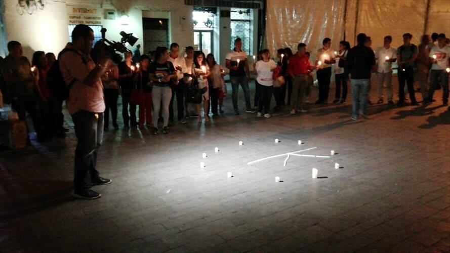 El Parque Francisco José de Caldas fue el escenario en el que las personas se concentraron y encendieron velas como símbolo de repudio . Foto: Cortesía Camilo Fajardo