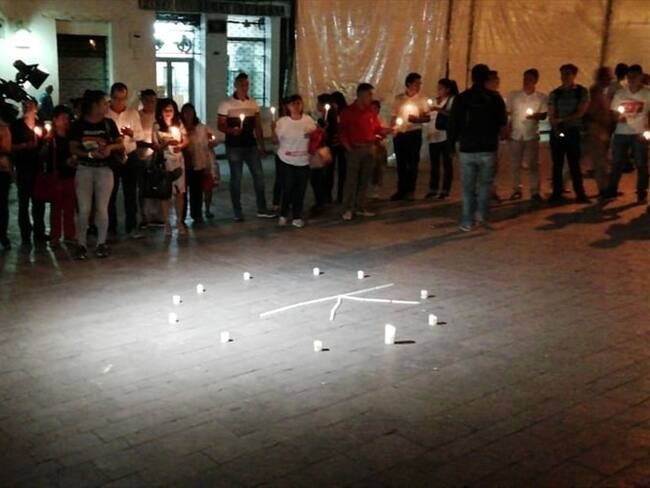 El Parque Francisco José de Caldas fue el escenario en el que las personas se concentraron y encendieron velas como símbolo de repudio . Foto: Cortesía Camilo Fajardo