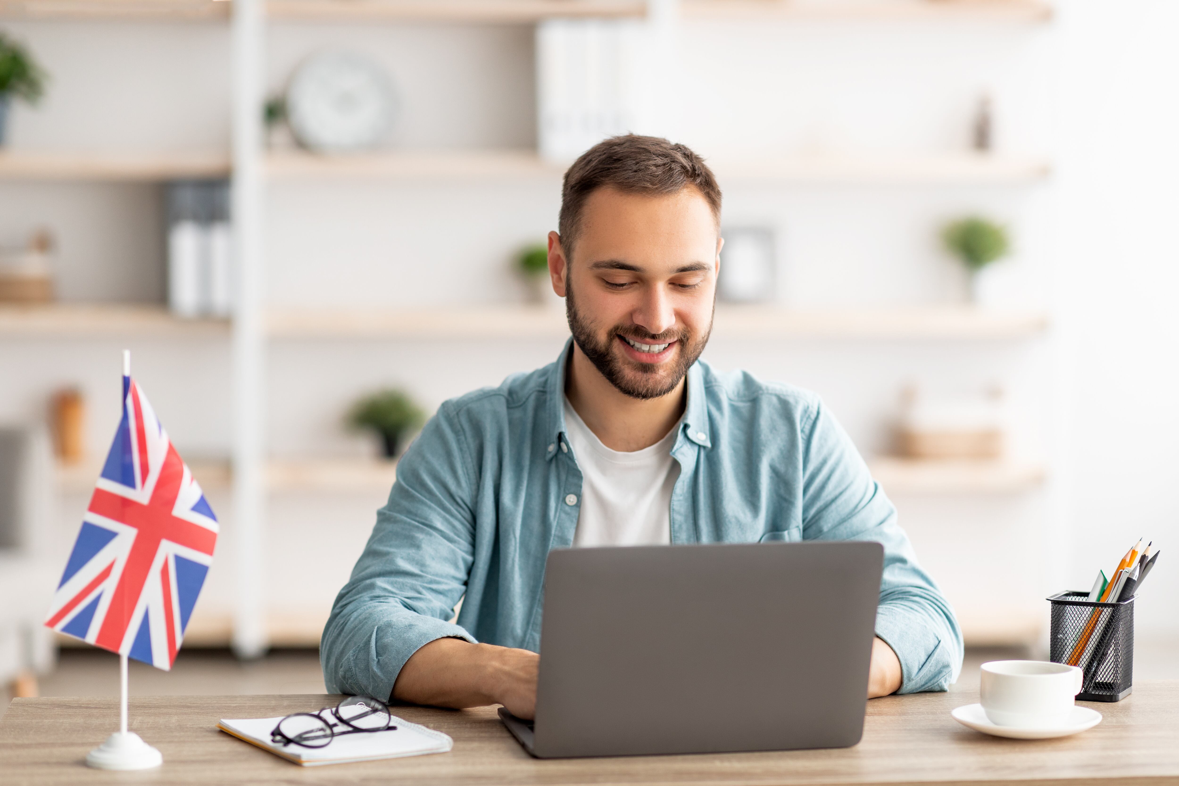 Hombre aprendiendo inglés utilizando su computador (Foto vía GettyImages)