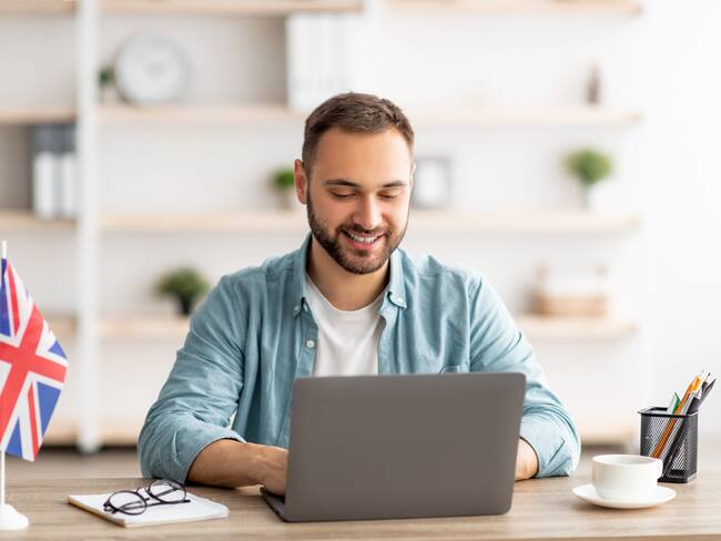 Hombre aprendiendo inglés utilizando su computador (Foto vía GettyImages)