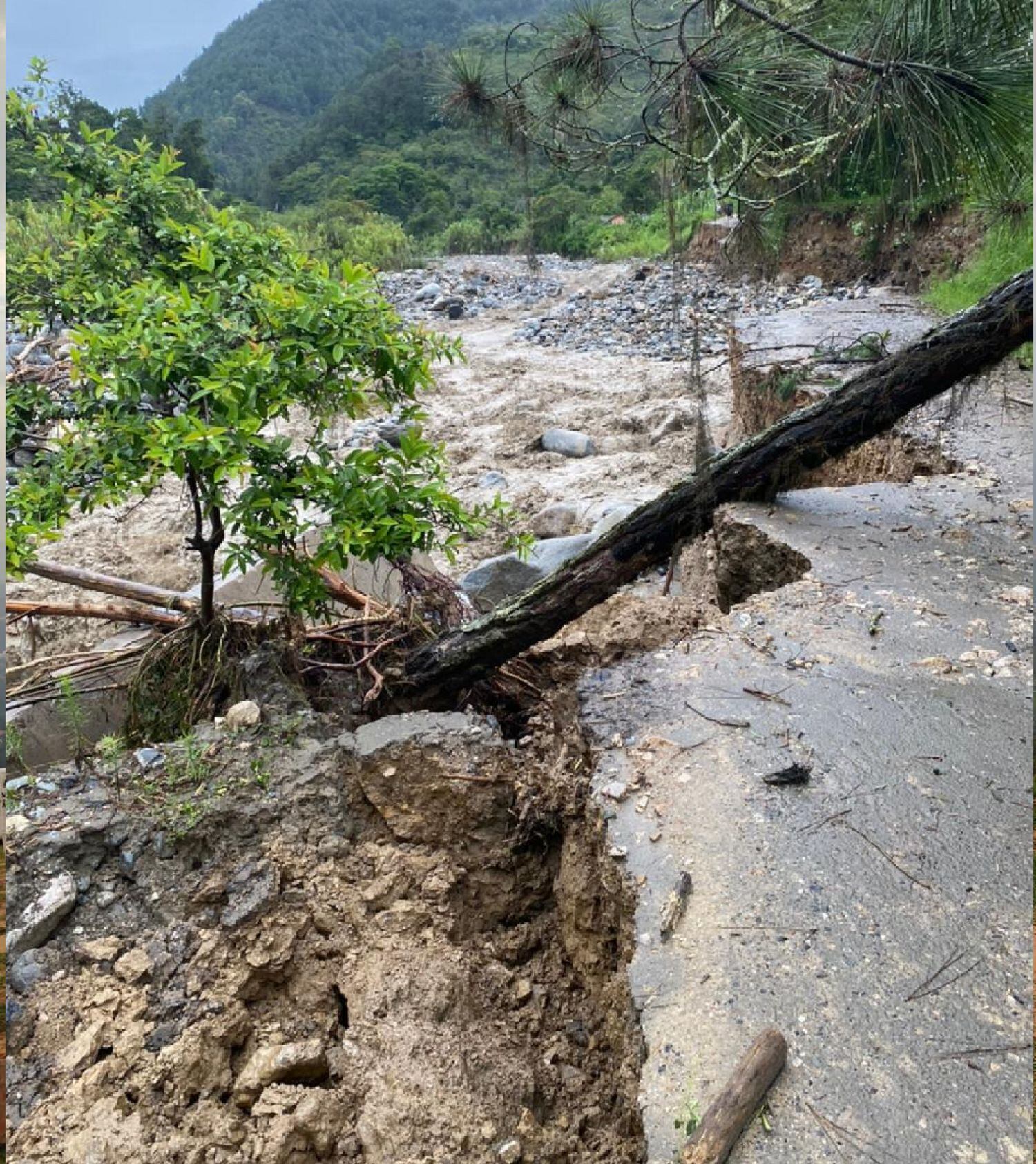 Se desbordó el río de Suratá en varios sectores, ocasionando un sin número de emergencias. Foto: Cortesía Bomberos Bucaramanga