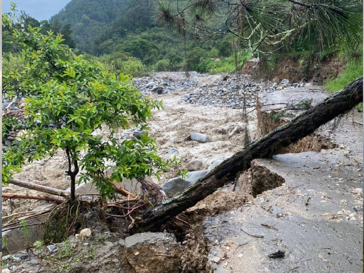 Dos puentes desplomados en Charta, Santander, tras avalancha por lluvias