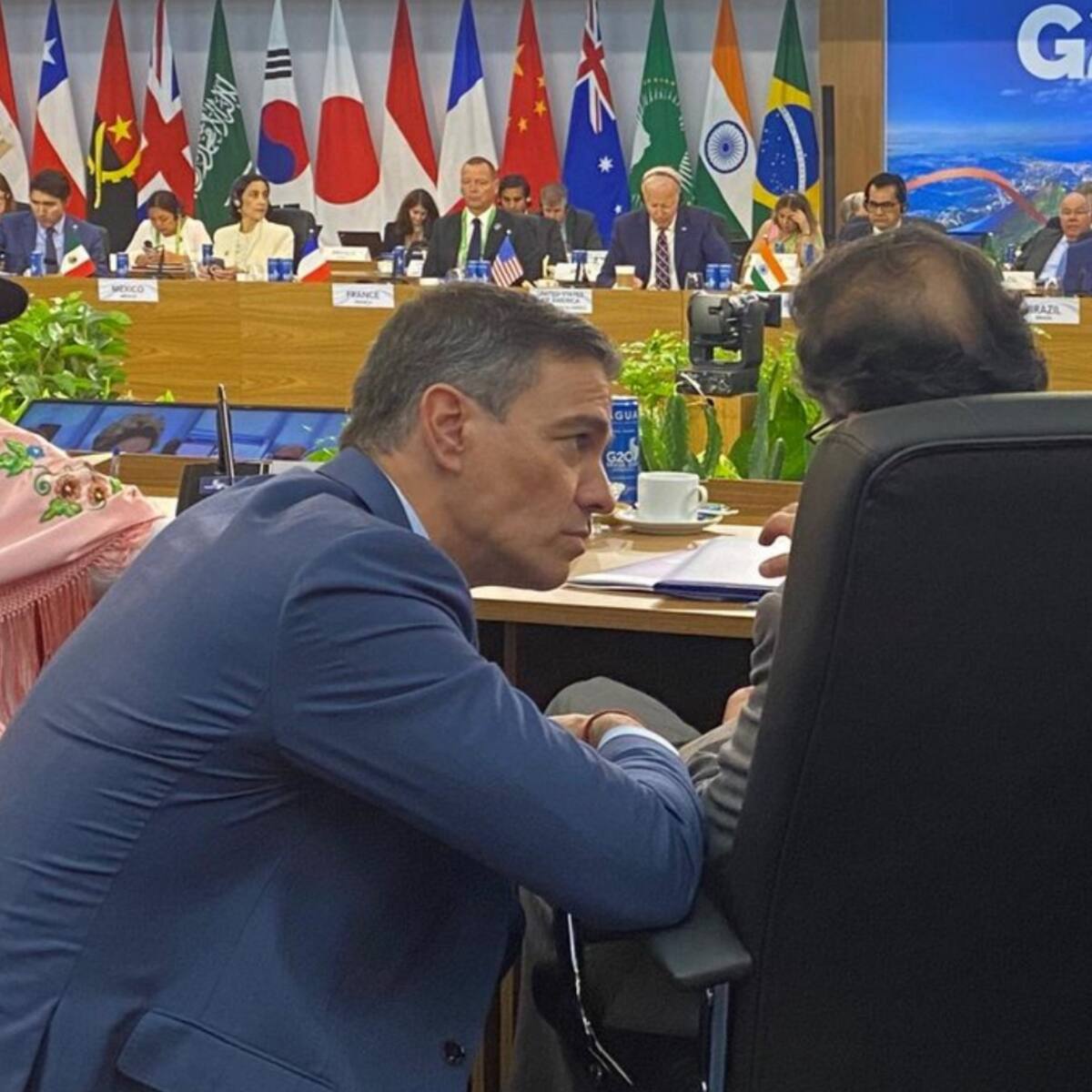 Gustavo Petro y Pedro Sánchez plantean poner un satélite espacial con fines civiles
