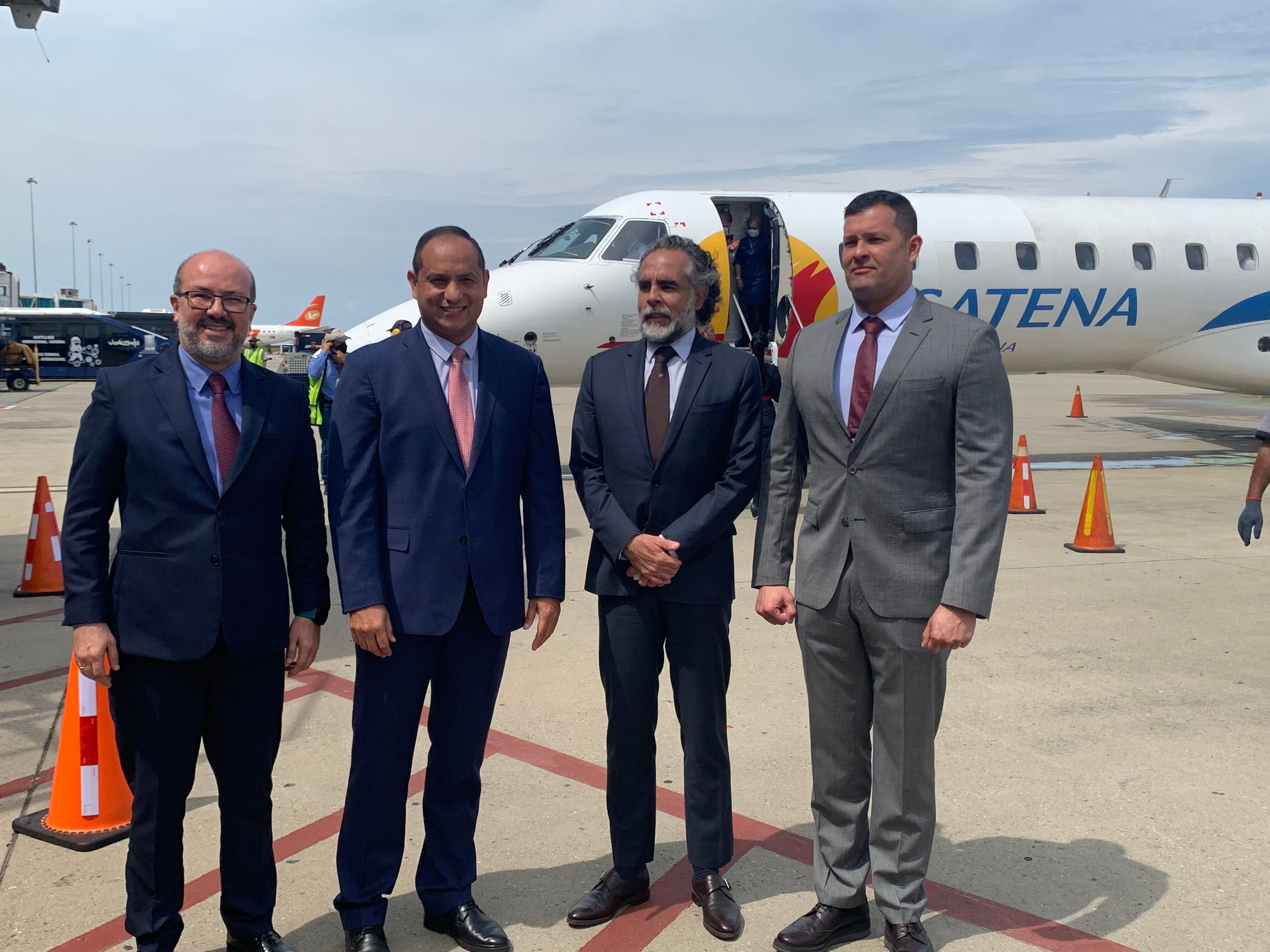 De izquierda a derecha: Presidente del INAC, M/G Juan Teixeira; Ministro de Transporte de Venezuela, Ramón Velásquez; Embajador de Colombia en Venezuela, Armando Benedetti y el director del aeropuerto internacional Simón Bolívar, Freddy Borges.