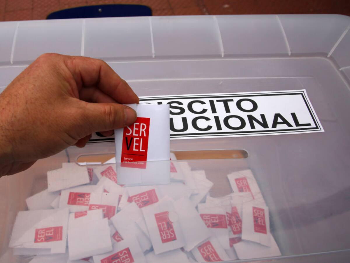 Comienza el conteo de votos del plebiscito constitucional en Chile