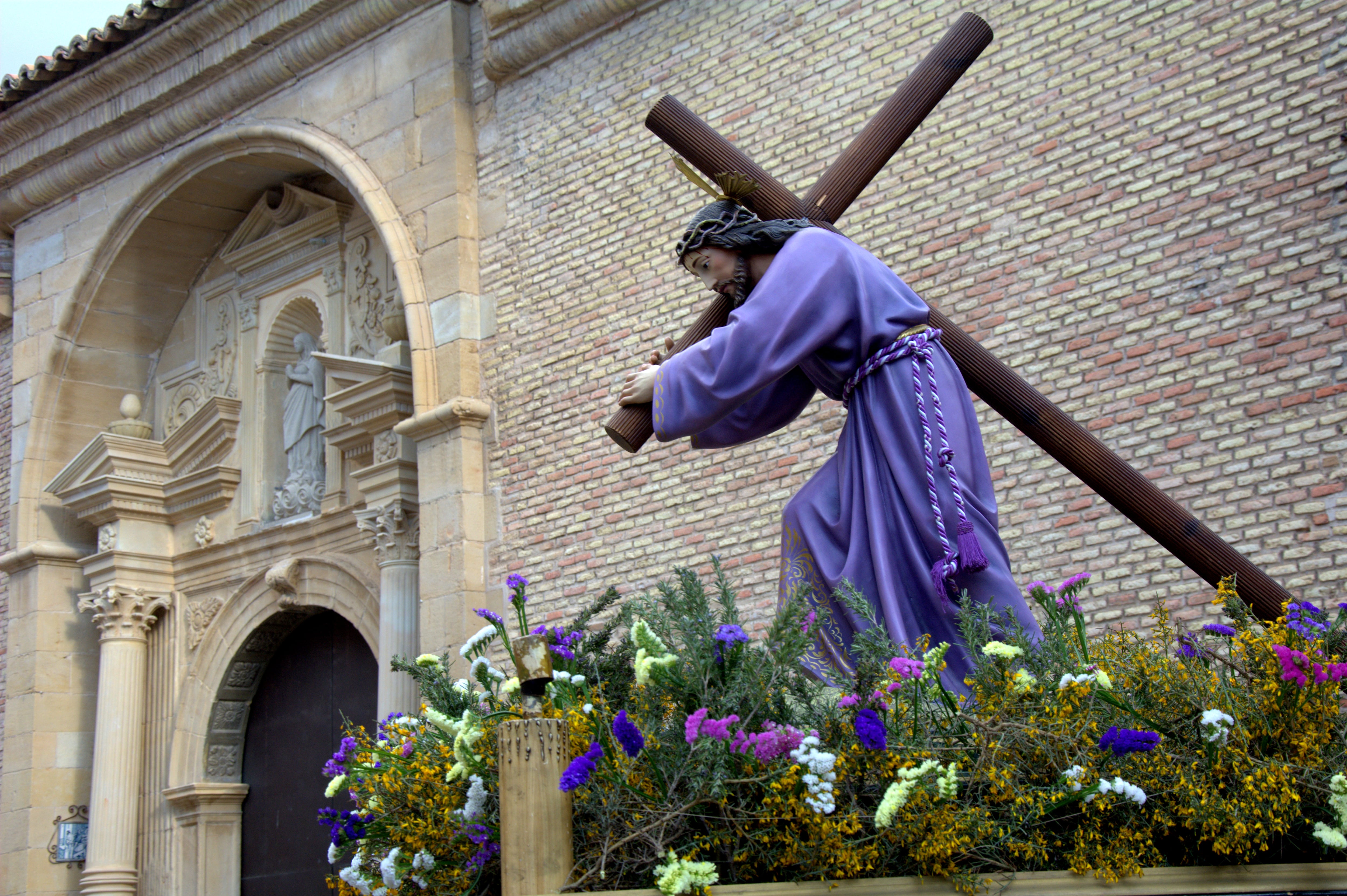 Imagen de la Semana Santa donde se ve a Jesús cargando la cruz (Foto vía GettyImages)