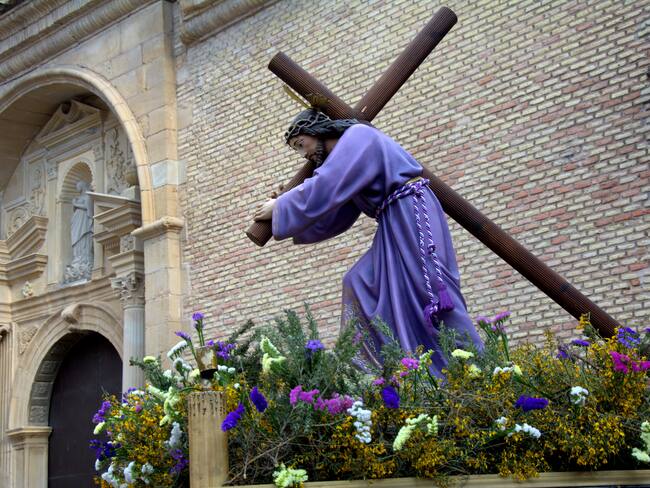 Imagen de la Semana Santa donde se ve a Jesús cargando la cruz (Foto vía GettyImages)