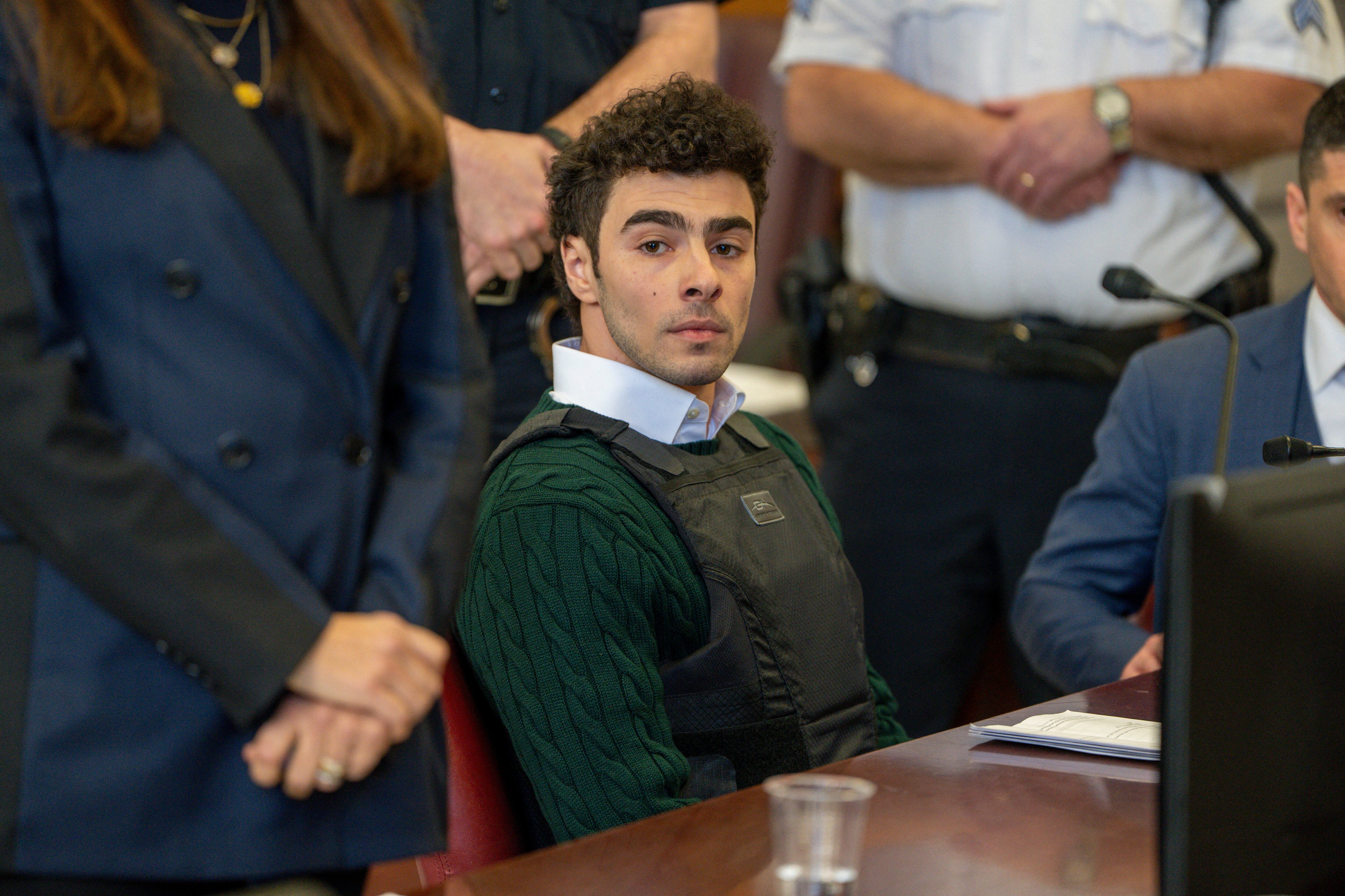 Luigi Mangione, acusado de asesinato al director de la aseguradora United Healthcare,Brian Thompson. FOTO:  STEVEN HIRSCH/POOL/AFP via Getty Images