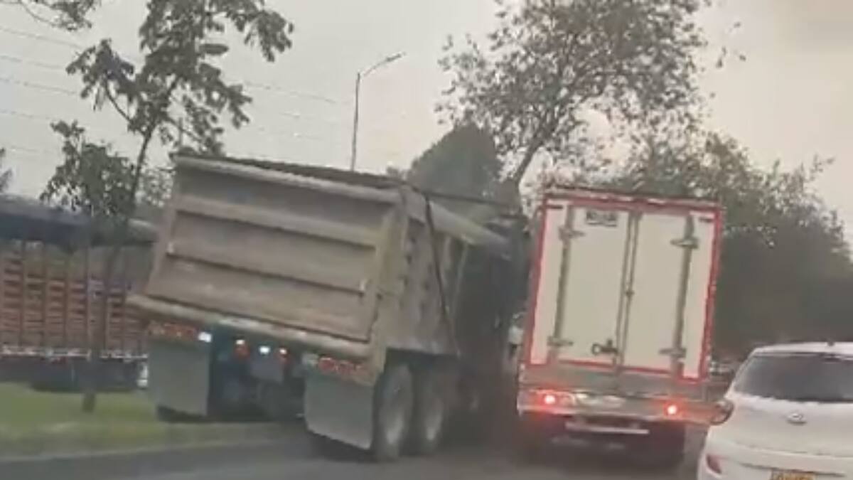 VIDEO: Una volqueta y un camión protagonizan hecho de intolerancia en Bogotá
