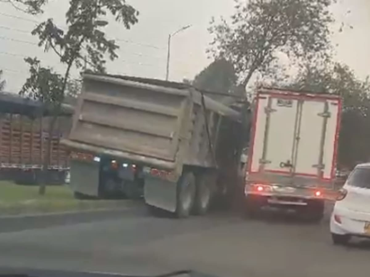 VIDEO: Una volqueta y un camión protagonizan hecho de intolerancia en Bogotá