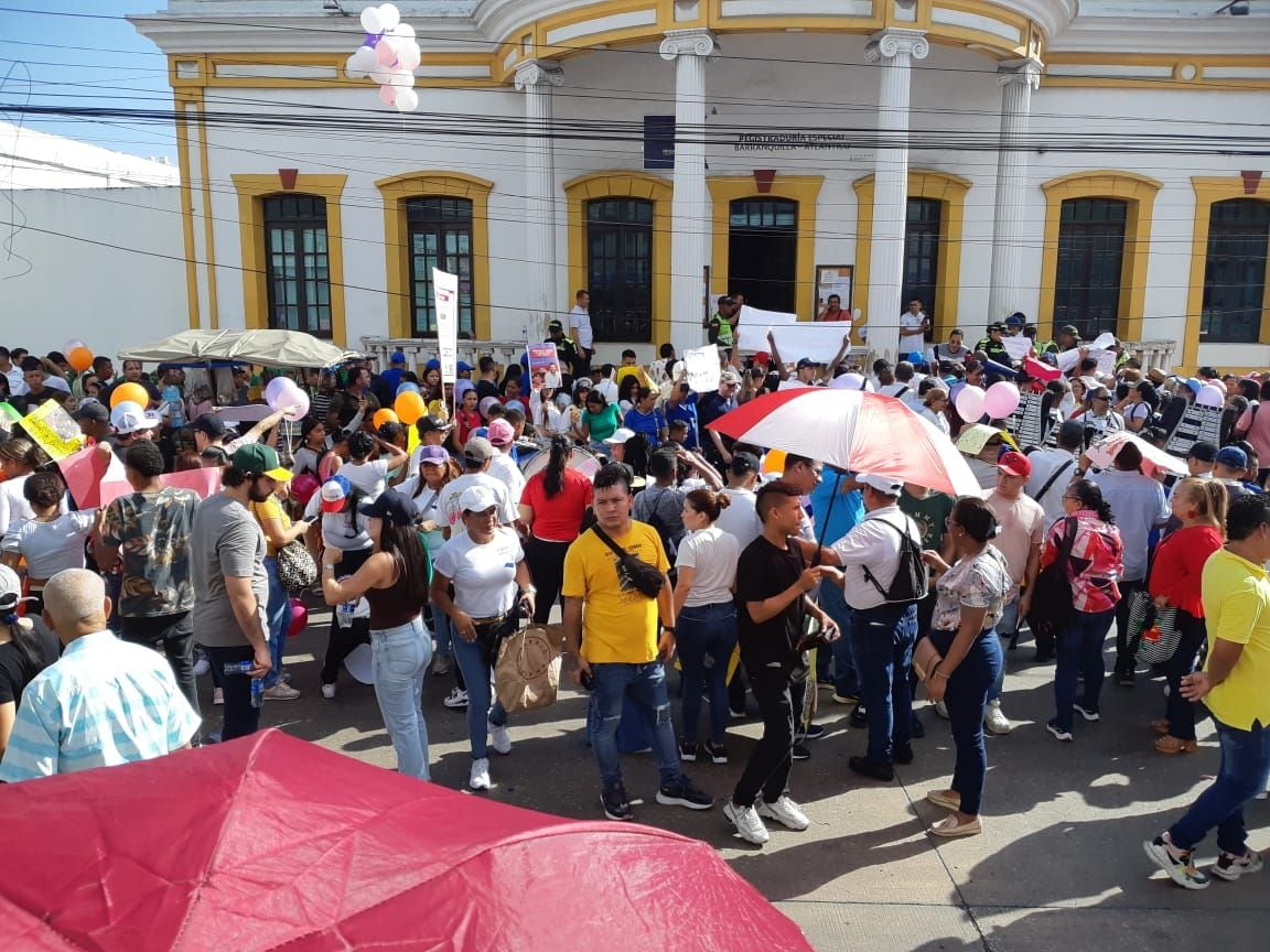 Frente de la Registraduría Distrital de Barranquilla en la inscripción de Alejandro Char. Foto: Andrea Pallares, WRadio.