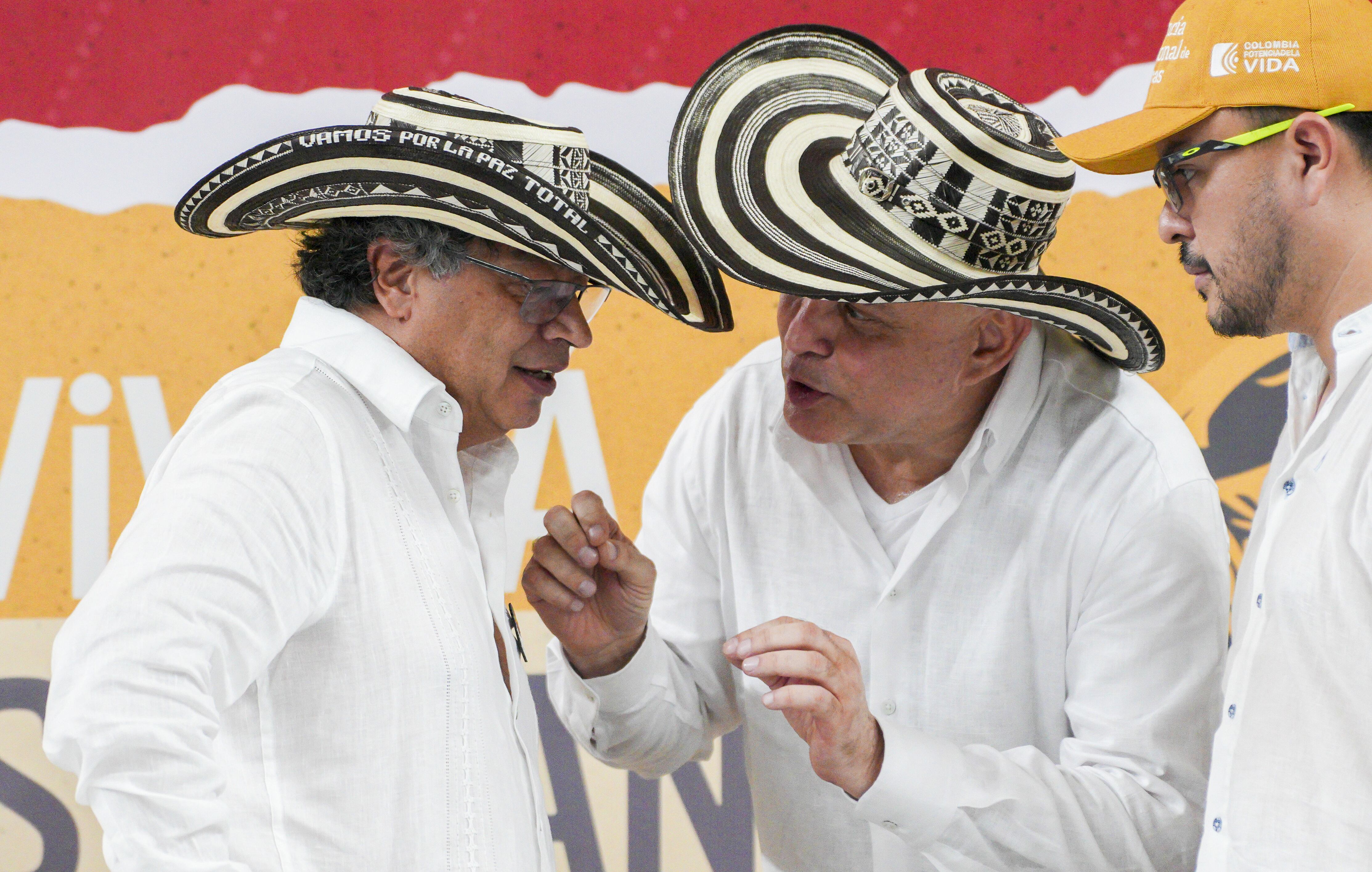 Gustavo Petro (i), junto al ex jefe paramilitar Salvatore Mancuso. Foto: EFE.