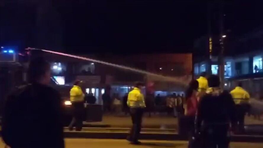 El defensor del Pueblo de Boyacá, Mauricio Reyes, debió intervenir para que los estudiantes evacuaran las instalaciones de la UPTC. . Foto: La W